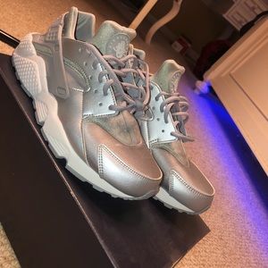 Nike huaraches women size 10/ men’s size 8
